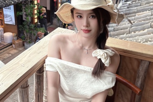 曝网红猴哥新恋情！轻抚对方背部颜值身材不输前妻何钰欣
